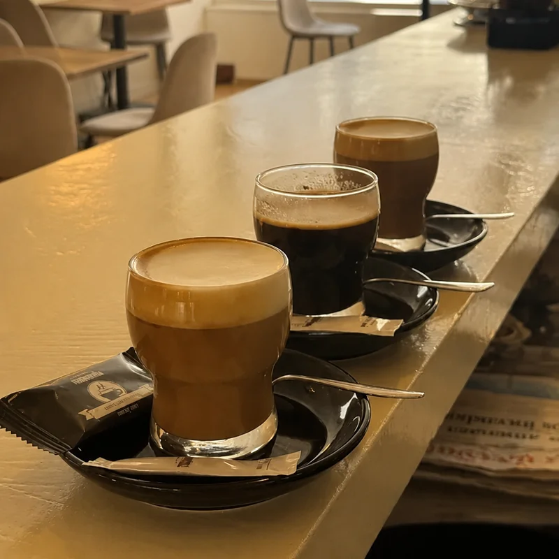 Cafés recién servidos en la barra de Crema galiano
